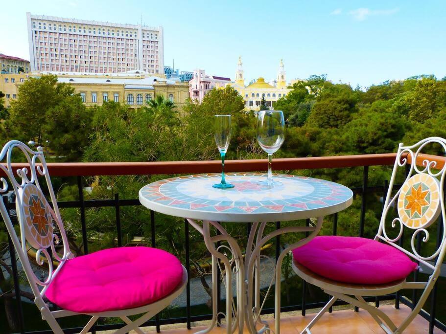 Live-Inn Stunning Apartment On Azneft Sq With President Palace & Old City Views バクー エクステリア 写真