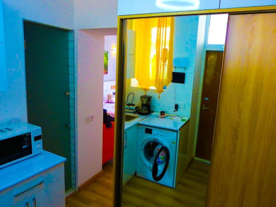 Live-Inn Stunning Apartment On Azneft Sq With President Palace & Old City Views バクー エクステリア 写真