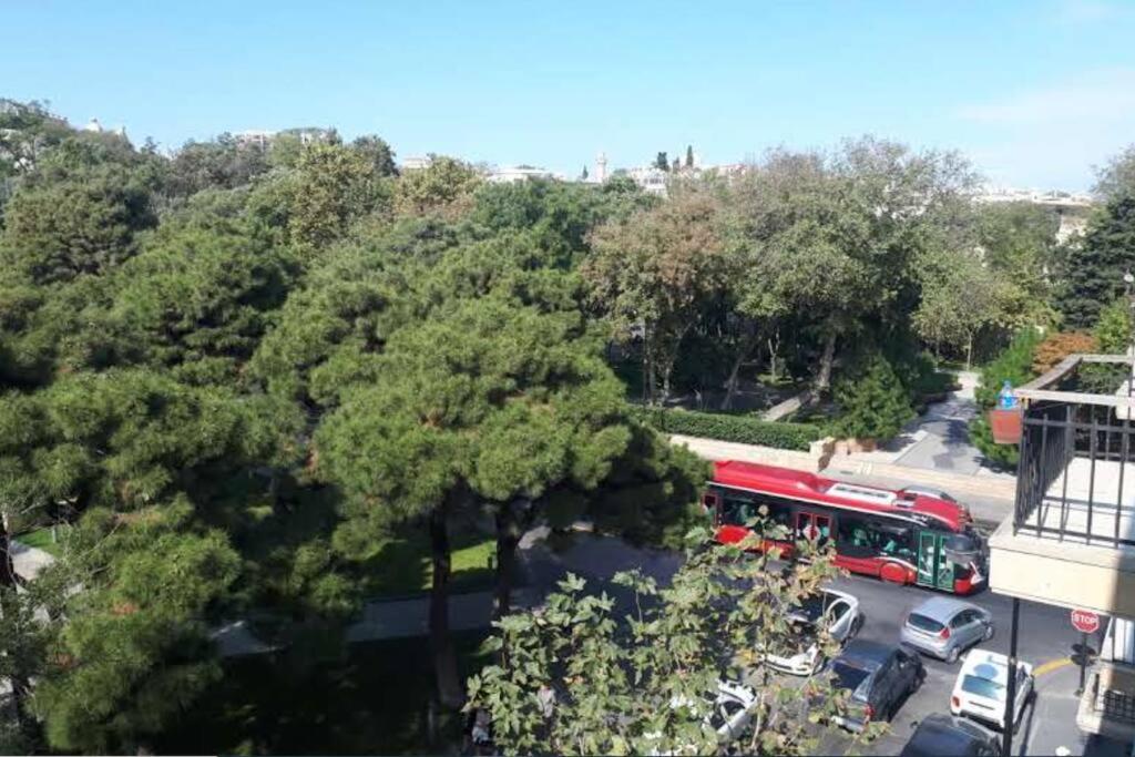 Live-Inn Stunning Apartment On Azneft Sq With President Palace & Old City Views バクー エクステリア 写真