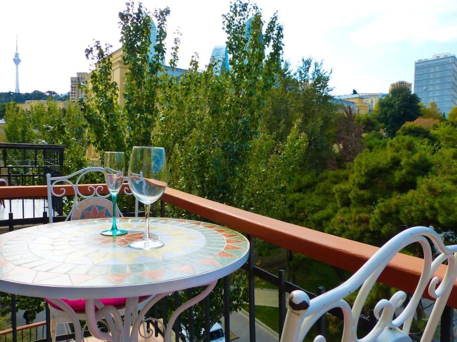 Live-Inn Stunning Apartment On Azneft Sq With President Palace & Old City Views バクー エクステリア 写真