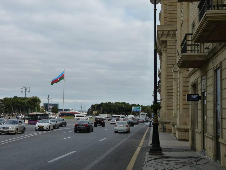 Live-Inn Stunning Apartment On Azneft Sq With President Palace & Old City Views バクー エクステリア 写真