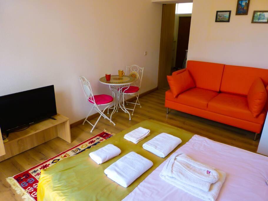 Live-Inn Stunning Apartment On Azneft Sq With President Palace & Old City Views バクー エクステリア 写真