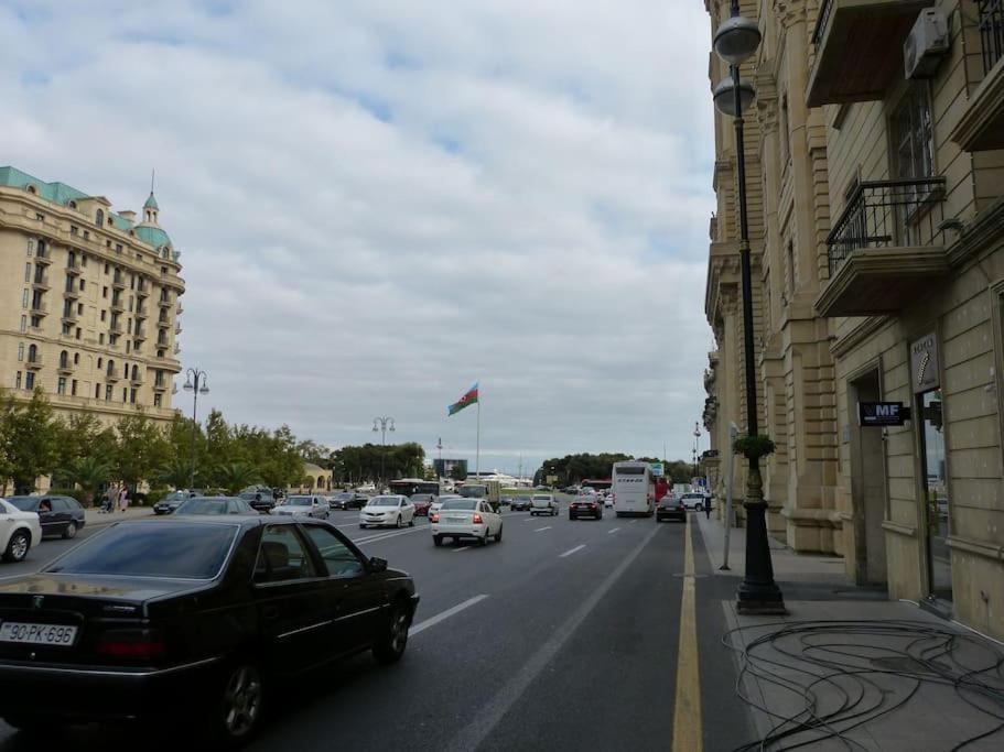 Live-Inn Stunning Apartment On Azneft Sq With President Palace & Old City Views バクー エクステリア 写真