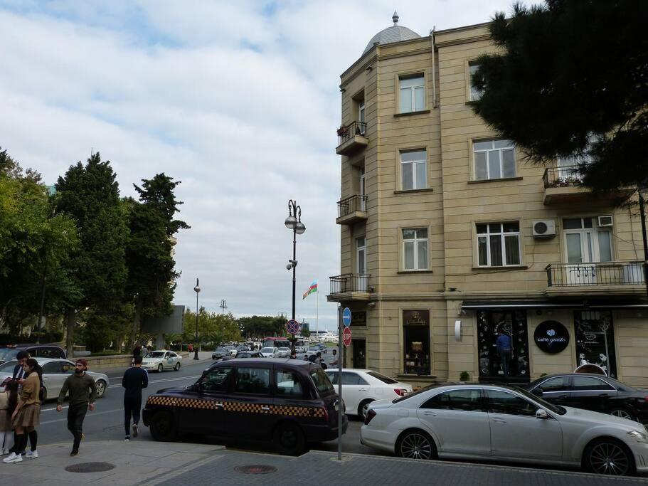 Live-Inn Stunning Apartment On Azneft Sq With President Palace & Old City Views バクー エクステリア 写真