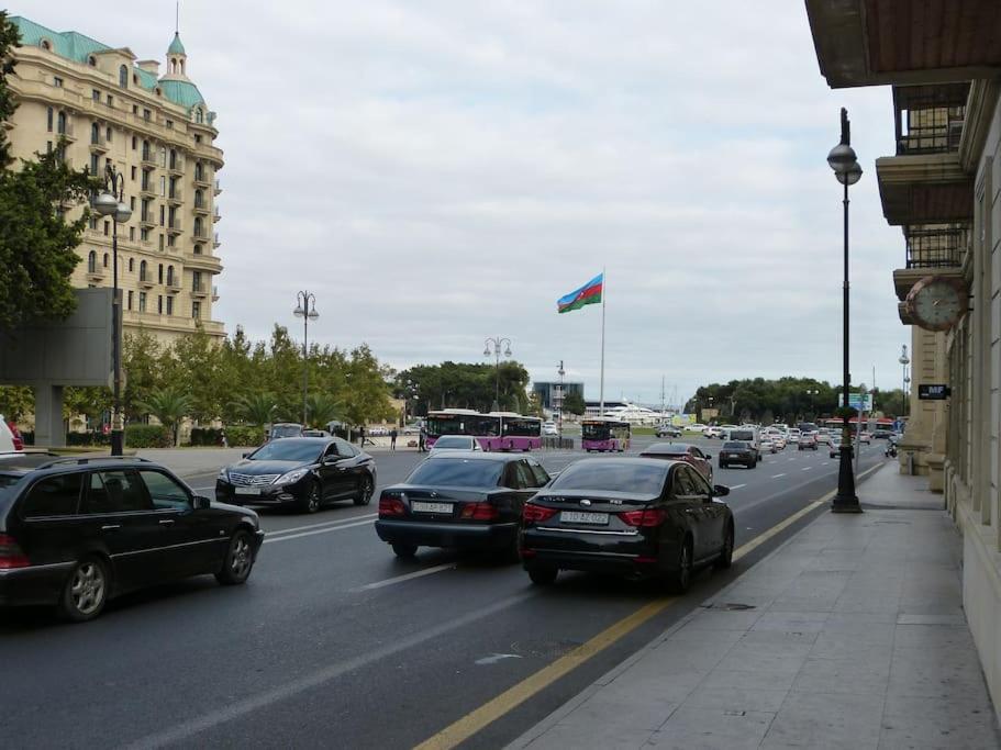 Live-Inn Stunning Apartment On Azneft Sq With President Palace & Old City Views バクー エクステリア 写真