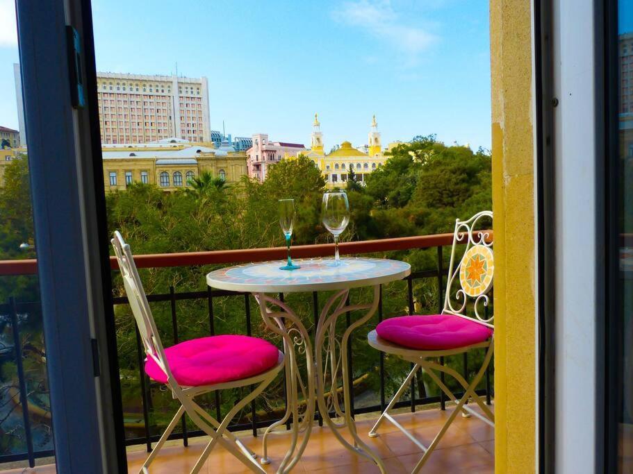 Live-Inn Stunning Apartment On Azneft Sq With President Palace & Old City Views バクー エクステリア 写真