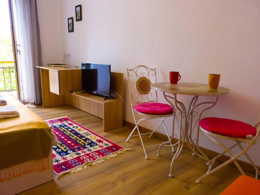 Live-Inn Stunning Apartment On Azneft Sq With President Palace & Old City Views バクー エクステリア 写真